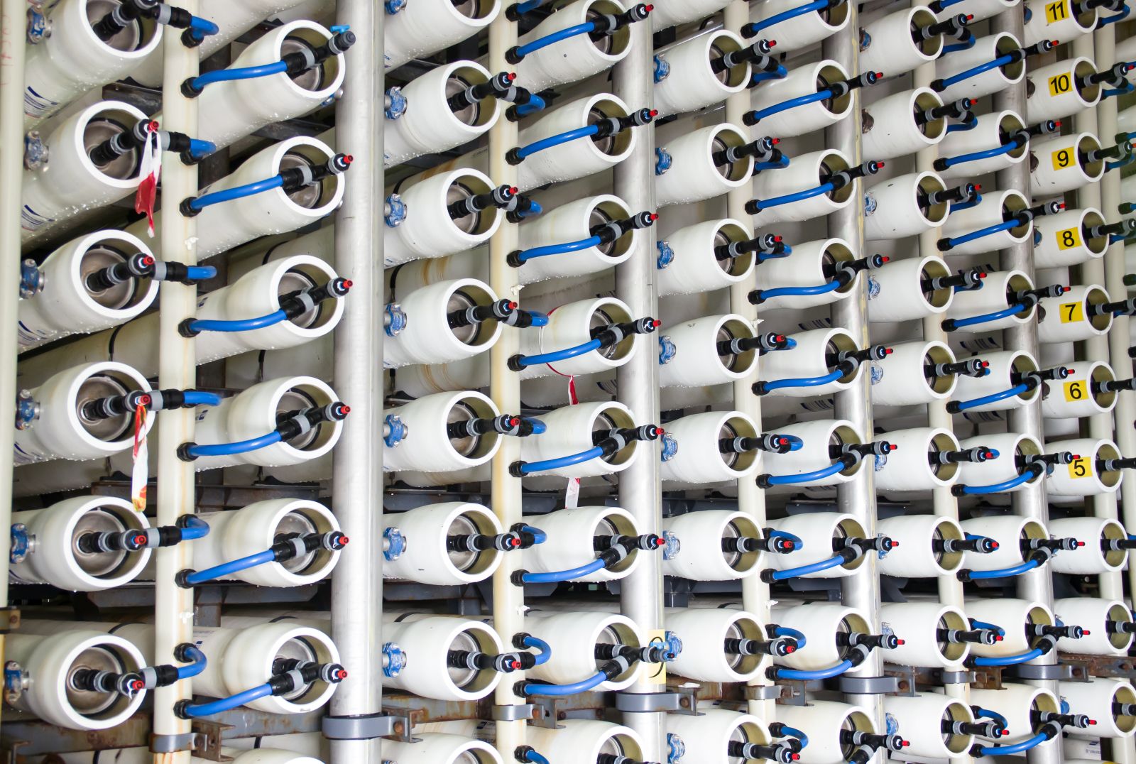 Large reverse osmosis membrane array using antiscalant treatment